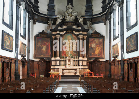 Das Mittelschiff und der Altar der Kirche unserer lieben Frau von Leliendaal in Mechelen, Belgien Stockfoto