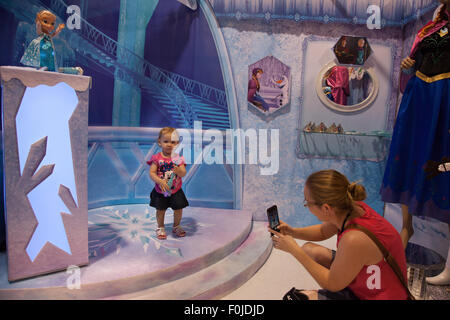 Anaheim, Kalifornien, USA. 15. August 2015. Michelle Hoffman nimmt ein Foto von ihrer 15 Monate alten Tochter Audrey auf der "Frozen" Karaoke auf der Disney D23 Expo-Fan-Erlebnis in Anaheim, CA, USA 16. August 2015 festgelegt. Bildnachweis: Kayte Deioma/Alamy Live-Nachrichten Stockfoto