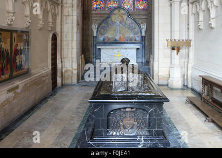 Grab von Kardinal Mercier an Saint Rumbold Cathedral und Tower in Mechelen, Belgien Stockfoto