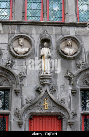 Stein-Statuen in der Basilika des Heiligen Blutes in Brügge, Belgien. Stockfoto