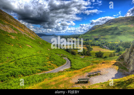 Holzsitz und erhöhten Blick auf Ullswater Seenplatte Cumbria England UK von Hallin fiel im Sommer wie Gemälde in HDR Stockfoto