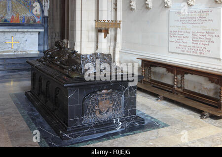 Grab von Kardinal Mercier an Saint Rumbold Cathedral und Tower in Mechelen, Belgien Stockfoto