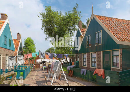 Szene aus der Enkhuizen Zuiderzeemuseum, Nordholland, Niederlande: Wäsche Tag - reenacting Leben aus früheren Jahrhunderten. Stockfoto