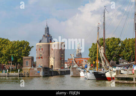 Enkhuizen, Nordholland, Niederlande: Blick auf den Hafen-Turm "Dromedar '' oder auf Niederländisch" Dromedaris vom IJsselmeer. Stockfoto