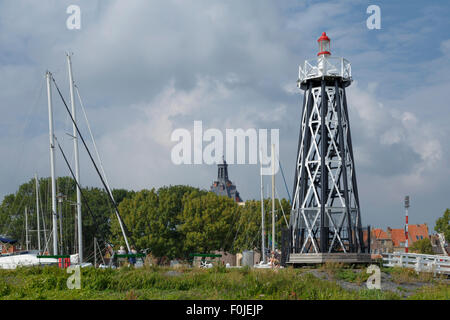 Leuchtturm Enkhuizen, Nord-Holland, Niederlande, angesehen vom IJsselmeer. Dieses monumentale Hafen Licht stammt aus dem Jahre 1875. Stockfoto