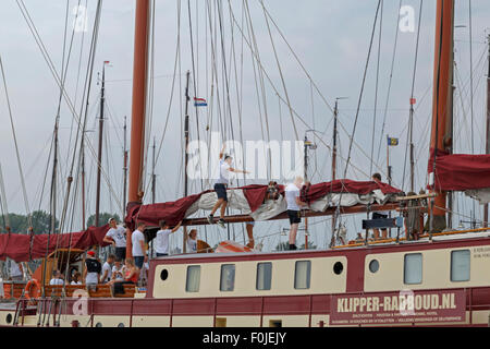 Alle Mann an Deck auf einem alten Klipper Segeln IJsselmeer, Enkhuizen, Nordholland, Niederlande. Stockfoto
