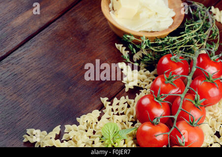 Rohe Fusilli Nudeln Hintergrund auf dem Tisch Stockfoto