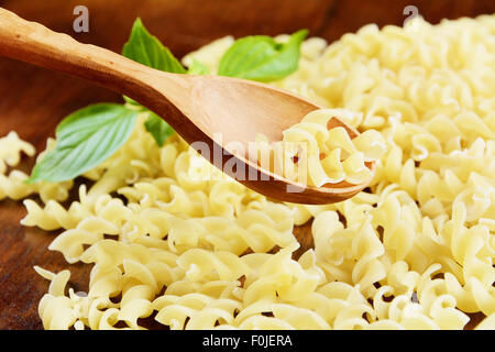 Rohe Fusilli Nudeln Hintergrund auf dem Tisch Stockfoto
