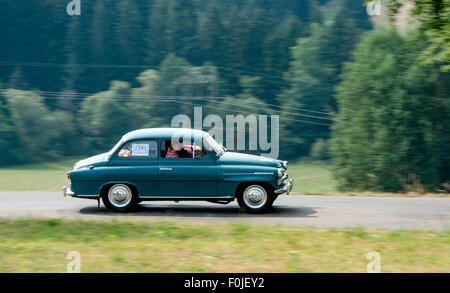 Trhova Kamenice, Tschechische Republik. 15. August 2015. Der Achte Jahrestagung der Skoda Spartak Autos. Mehr als dreißig Oldtimer kamen nach Trhova Kamenice, Tschechische Republik, 15. August 2015. Die Skoda 440 Spartak und ähnliche 445 und 450 Cabrio genannt sind Autos, die in der Tschechoslowakei zwischen 1955 und 1959 produziert wurden. © David Tanecek/CTK Foto/Alamy Live-Nachrichten Stockfoto