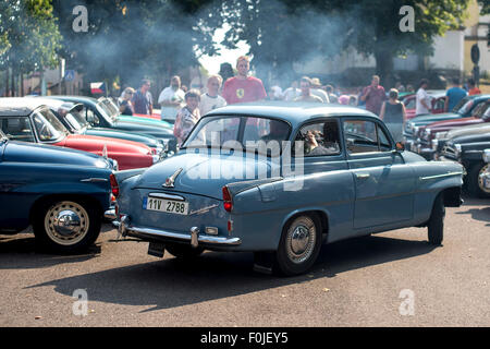 Trhova Kamenice, Tschechische Republik. 15. August 2015. Der Achte Jahrestagung der Skoda Spartak Autos. Mehr als dreißig Oldtimer kamen nach Trhova Kamenice, Tschechische Republik, 15. August 2015. Die Skoda 440 Spartak und ähnliche 445 und 450 Cabrio genannt sind Autos, die in der Tschechoslowakei zwischen 1955 und 1959 produziert wurden. © David Tanecek/CTK Foto/Alamy Live-Nachrichten Stockfoto