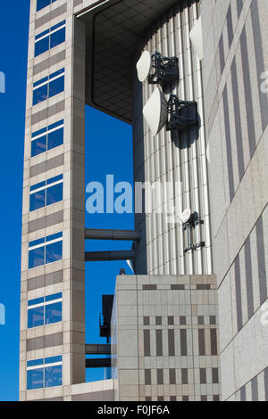 Oben auf der Tokyo Metropolitan Government Building mit einem blauen Himmel im Hintergrund Stockfoto