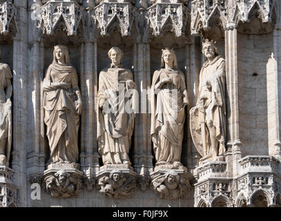 Stein-Statuen schmücken das mittelalterliche Rathaus / Hotel De Ville Stadhuis in Grand Place, Brüssel, Belgien. Stockfoto