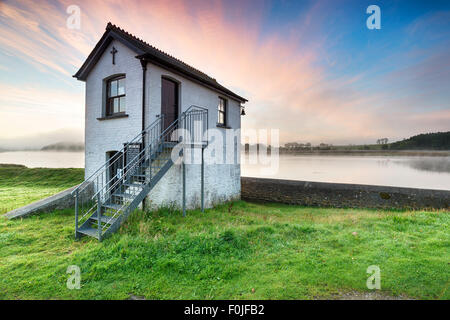 Eine alte Kapelle am Halton Quay am Ufer des Flusses Tamar in der Nähe von St Mellion in Cornwall, Devon Blick über das Wasser Stockfoto