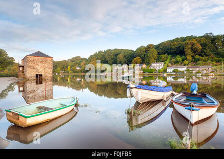 Boote bei Flut am Fluss while in Mitte Cornwall Stockfoto