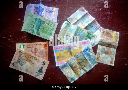 Banknoten von Westafrika: Francs CFA Fron West und Zentralafrika (XOF und XAF) und nigerianische Naira Stockfoto