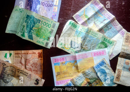 Banknoten von Westafrika: Francs CFA Fron West und Zentralafrika (XOF und XAF) und nigerianische Naira Stockfoto