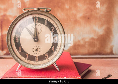 Die alte Uhr platziert auf Bücher Stockfoto