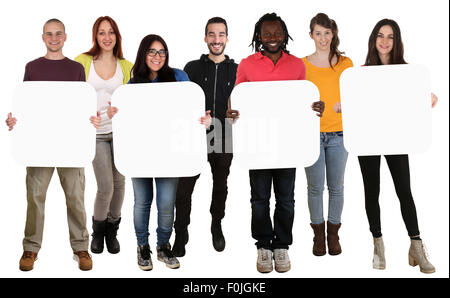 Lächelnde Gruppe von jungen Multi ethnischen Menschen halten Exemplar für vier Buchstaben oder Text isoliert auf weiss Stockfoto
