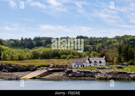 Blick über Ulva Sound The Boathouse Seafood Restaurant von Ulva Fähre Anlegestelle. Isle of Mull, Inneren Hebriden, Western Isles, Schottland, Vereinigtes Königreich Stockfoto