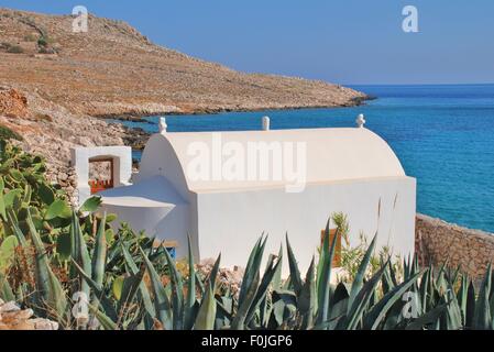 Ein kleines Meer-Kapelle Pondamos Strand von Emborio auf der griechischen Insel Chalki. Stockfoto