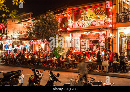 Hoi an Nachtbar-Touristen, nächtlicher Blick auf Menschen, die sich in Bars und Restaurants in der Altstadt von Hoi an, Zentralvietnam, entspannen. Stockfoto