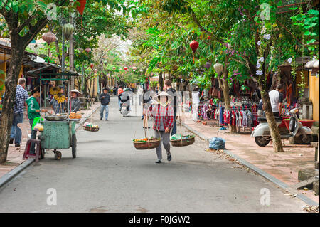 Hoi an Straßenverkäufer, Blick auf eine Frau, die Obst in einer von Laternen übersäten Straße in Hoi an, Zentralvietnam verkauft. Stockfoto