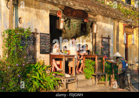 Hoi An Bar, Blick auf Touristen, die sich in einer Hoi An Bar bei Sonnenuntergang, Zentralvietnamesen, entspannen. Stockfoto