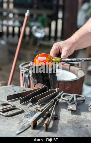 Demonstration der handgefertigten Glas Produktion Glasmacher Stockfoto