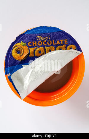 Terrys Chocolate Orange Pots of Joy mit Deckel geschält zurück zum Inhalt isoliert auf weißem Hintergrund angezeigt werden Stockfoto