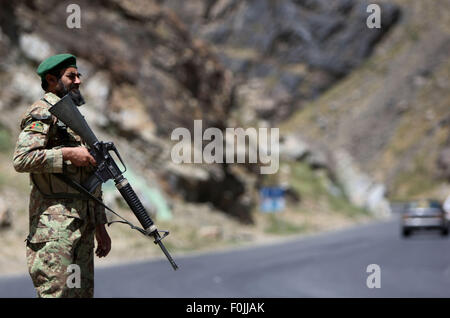 Kabul, Afghanistan. 17. August 2015. Eine afghanische Armee Soldat steht Wache bei einem Armee-Checkpoint am Stadtrand von Kabul, Afghanistan, 17. August 2015. Unbekannte bewaffnete Männer entführt einen ausländischen Staatsangehöriger von Qala-e-Fathullah Ortschaft der Stadt Kabul am Montag, lokale Fernsehsender Tolo berichtet. Bildnachweis: Ahmad Massoud/Xinhua/Alamy Live-Nachrichten Stockfoto