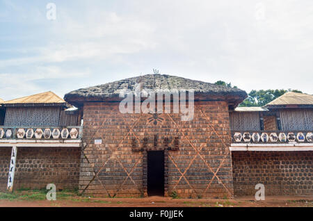 Hölzerne Carvings an einem Fon-Palast (traditionelle Königreich) in Kumbo, Nordkamerun Stockfoto