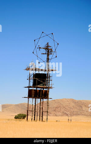 Windmühle auf einer Farm in Namibia, Südliches Afrika vor blauem Himmel Stockfoto