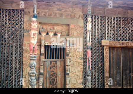 Hölzerne Carvings an einem Fon-Palast (traditionelle Königreich) in Kumbo, Nordkamerun Stockfoto