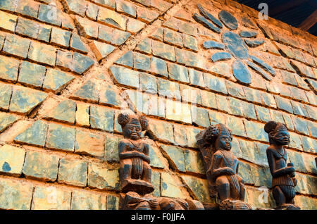 Hölzerne Carvings an einem Fon-Palast (traditionelle Königreich) in Kumbo, Nordkamerun Stockfoto