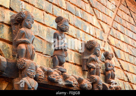 Hölzerne Carvings an einem Fon-Palast (traditionelle Königreich) in Kumbo, Nordkamerun Stockfoto