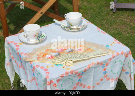 Picknick-Tisch set mit zwei China Tassen und Untertassen. Stockfoto