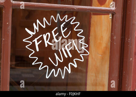 Schaufenster mit kostenfreiem WLAN Hand gemalt auf Glas Stockfoto