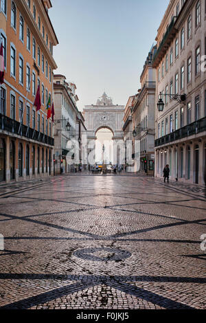 Rua Augusta Bogen und Fußgängerzone in der Morgendämmerung in Lissabon, Portugal. Stockfoto