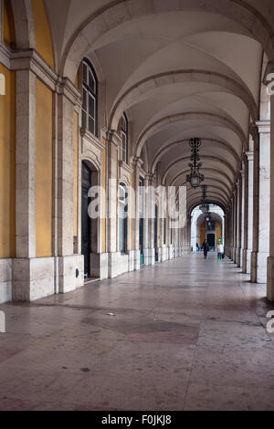 Arcade mit gewölbten Decke und reich verzierten schmiedeeisernen Lampen im Gebäude am Praça Comercio in Lissabon, Portugal. Stockfoto