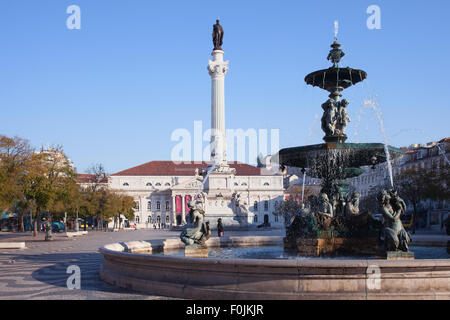 Rossio-Platz in der Nacht in Lissabon, Portugal mit Spalte von Dom Pedro IV, barocker Brunnen und Nationaltheater Dona Maria II. Stockfoto