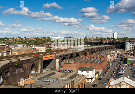 Ein Blick über zentrale Birmingham Moor Street Station und St. Andrews, Heimat des Birmingham City Football Club zeigen. Stockfoto