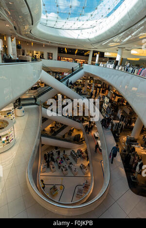 Fahrtreppen in Selfridge in Birmingham Bullring verbinden die vielen Etagen mit einem Glasdach lassen Licht. Stockfoto