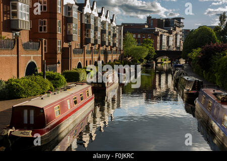 Lastkähne festgemacht Birminghams Old Line Kanal entlang in den Abend Sommer Sonne Stockfoto