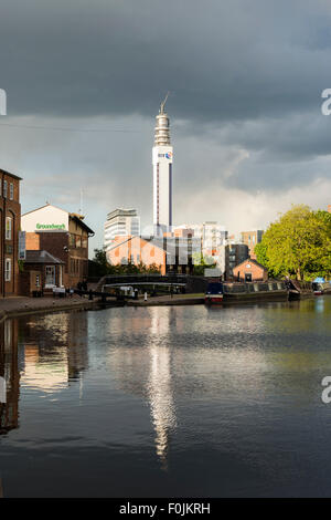 Der Post Office Tower reflektiert in Birminghams Linie Kanal Abend Sommer Sonnenlicht. Stockfoto