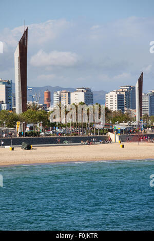 Barcelona, Katalonien, Spanien, Skyline der Stadt und Strand, Blick vom Meer Stockfoto