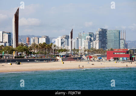 Barcelona, Katalonien, Spanien, Skyline der Stadt und Strand, Blick vom Meer Stockfoto