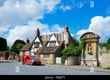 Altes Fachwerkhaus in dem Dorf Lacock in Wiltshire, England UK Stockfoto