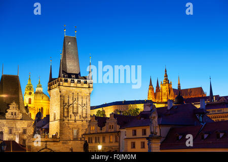 Twilight-Szene von Prag mit Charles Brückenturm und St. Vitus Kathedrale und Burg in der Ferne. Stockfoto