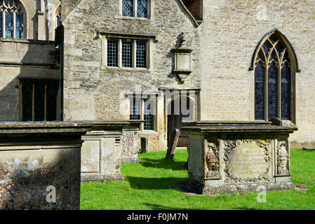 Dem Friedhof der Kirche St Cyriac, in das Dorf Lacock in Wiltshire, England UK Stockfoto