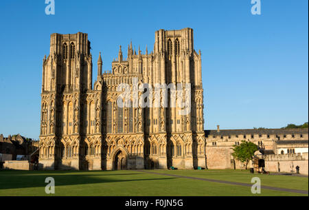 Die frühen englischen gotischen Westfassade des Wells Cathedral in der kleinen Stadt Wells, Somerset, England, UK Stockfoto